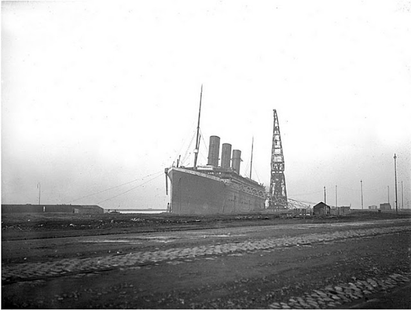 Floating crane working on Titanic 
